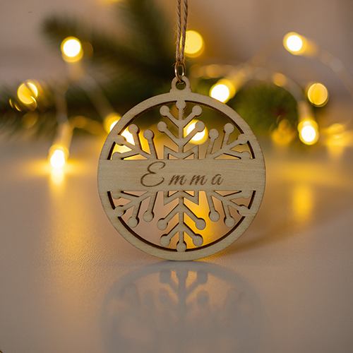 Weihnachtsanhänger aus Holz – Schneeflocke mit Wunschgravur